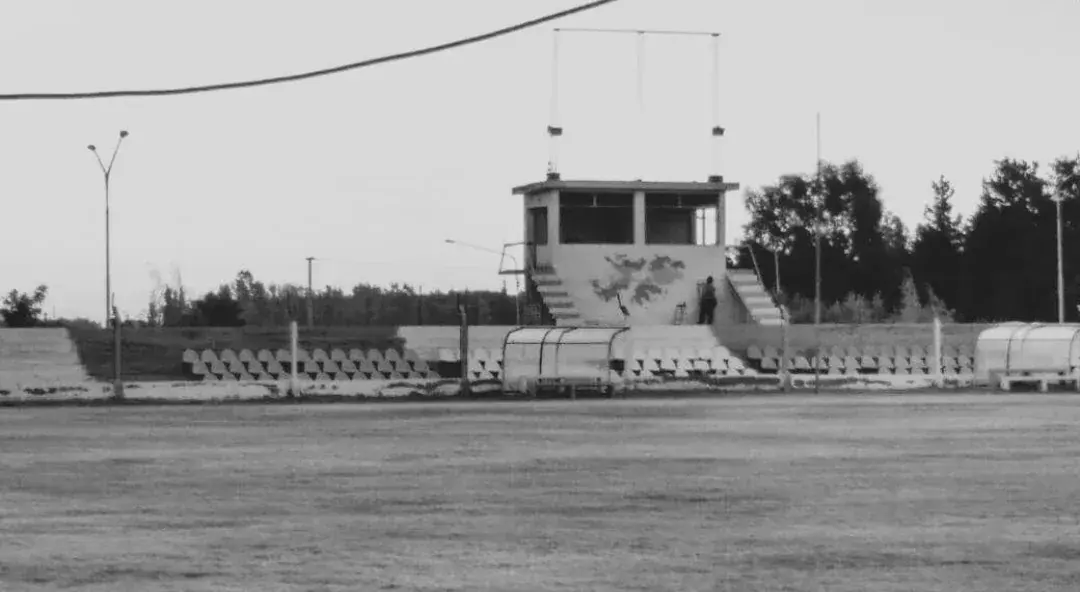 El estadio del Sport Club Argentino antes del césped sintético: cancha de pasto natural y tribuna con la cabina